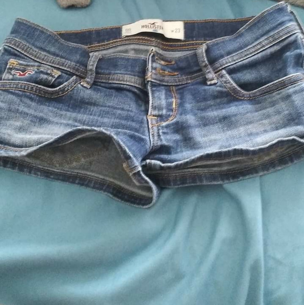2 pairs of Hollister shorts